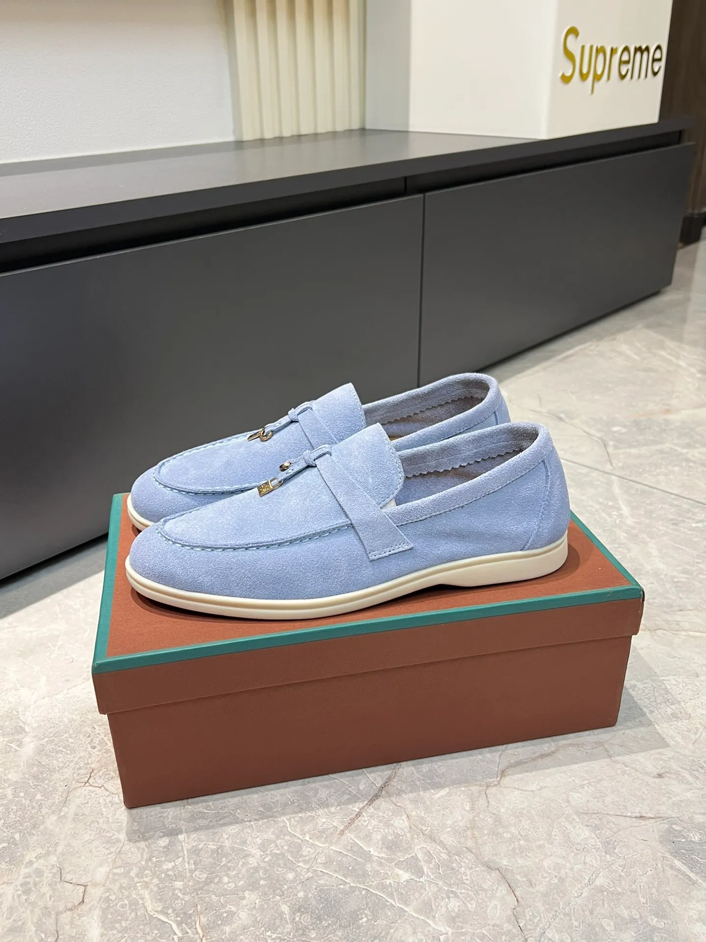 Men's shoes 💰p360 "Loro men's shoes 💰pian'*" Classic L men's shoes for couples 💰p Top version British flat loafers, a must-have item in old money style, the minimalist design is eye-catching and durable, a plus point for dressing The soft foot feel and texture are outstanding. They don’t scratch your feet and are very nice. They are matched with soft and waxy soles. They can be worn daily for a long time without getting tired. They are easy to wear, versatile and classic items, with perfect foot feel and texture! Imported cashmere fabric, the lining is made of imported A-grade water-dyed cow lining, the top version of the genuine leather midsole is sewn with pure handmade mark thread! Size: Female 35-40 (34. Customized) Male 38-44 (45.46. Customized)